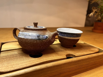 Konvička "Bílí ptáci na modrém nebi" + dva šálky